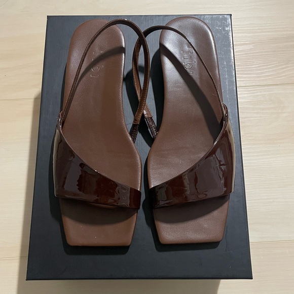 Tibi Avi Crinkle Patent Asymmetric Flat size 37.5 / 7.5 - Picture 3 of 12